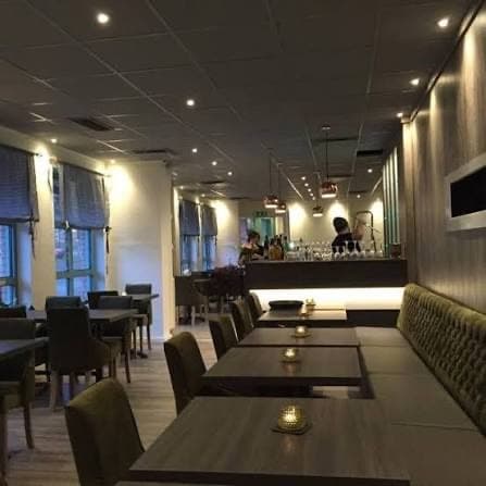 Matsalen på Akropolis en kväll, dukade bord med tända ljus